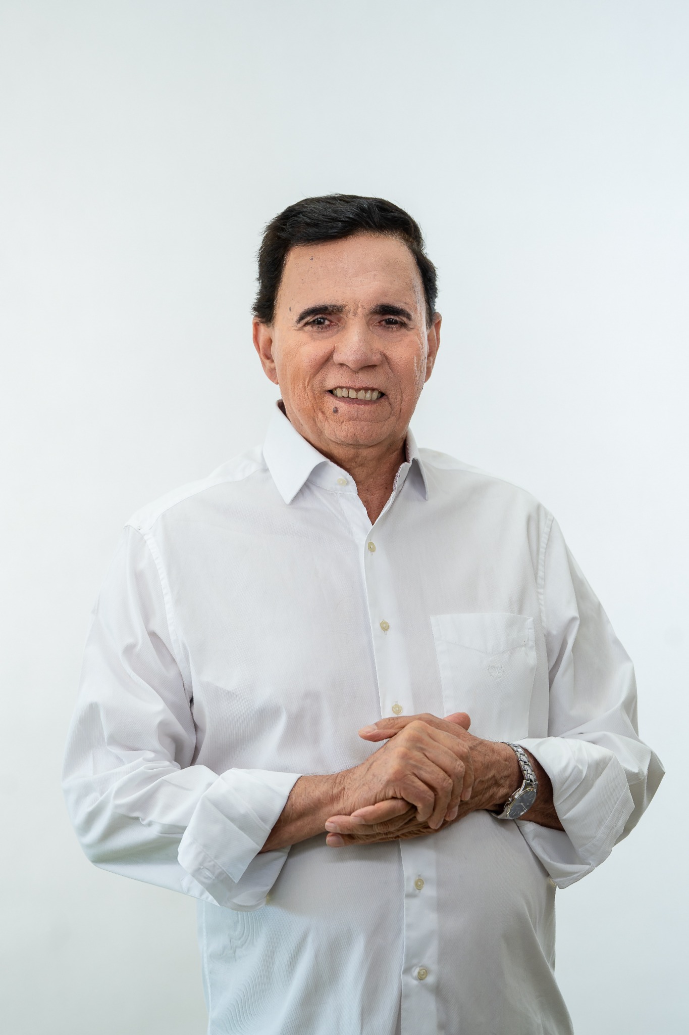 Ramiro Meves em camisa branca